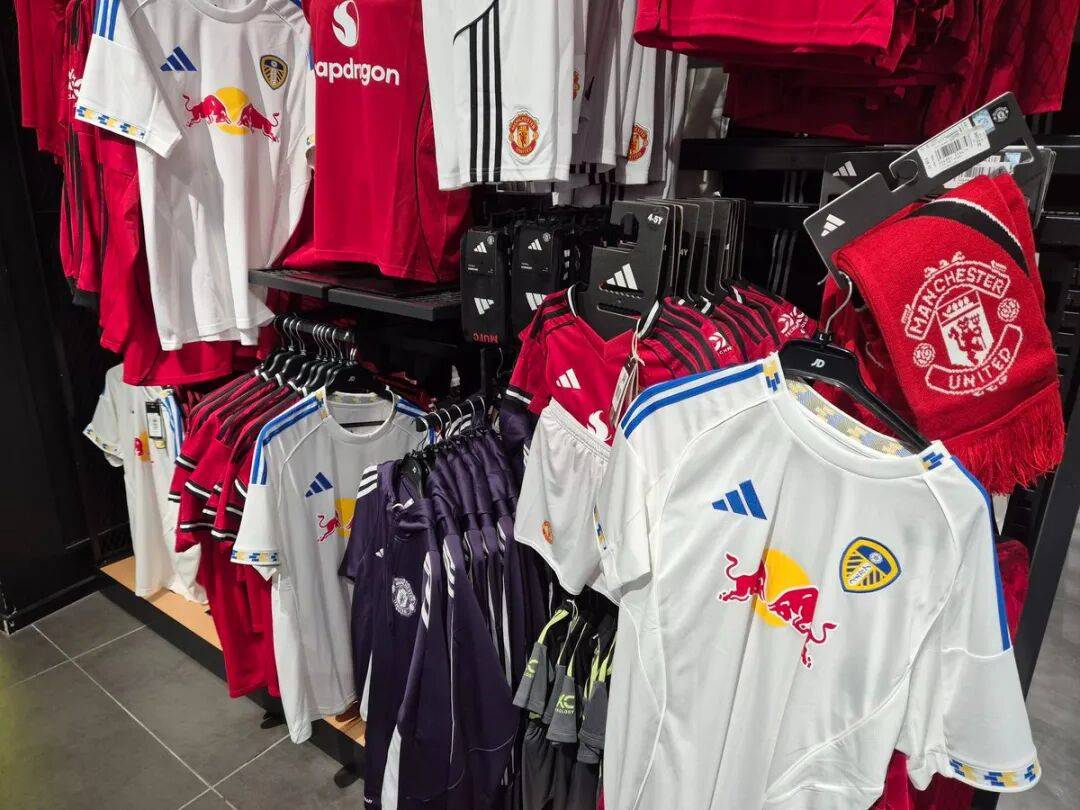 英超球衣“暗战”！曼联与利物浦球衣遭宿敌球迷“恶搞”