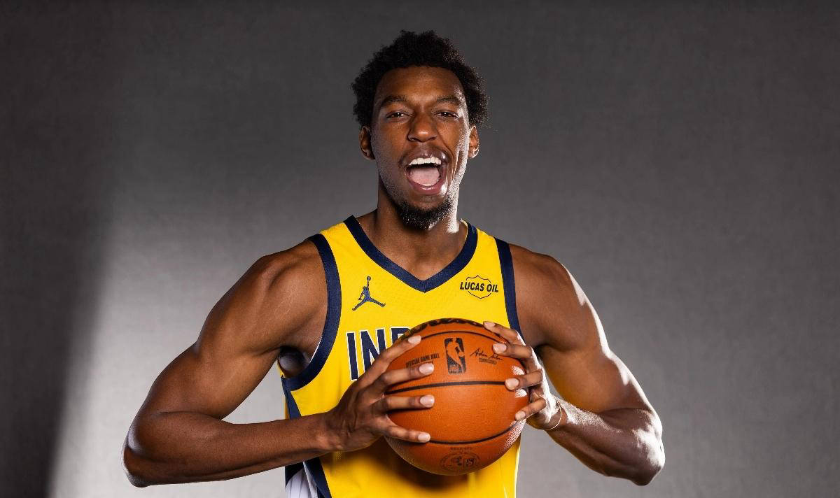 草根逆袭!NBA三届扣篮王签约步行者