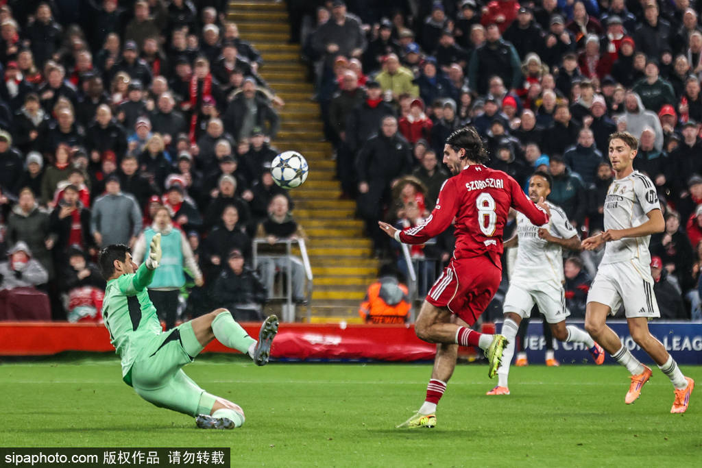 叹息之壁(bì)*2！库爾(ěr)图瓦(wǎ)8撲(pū)救为皇馬(mǎ)挽尊 险复刻(kè)欧冠決(jué)赛