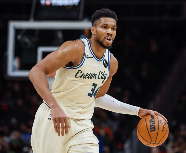 老(lǎo)鹰逆转雄鹿！字母哥24+5很不满，老(lǎo)鹰6人(rén)得分(fēn)上(shàng)双，库兹马爆(bào)发